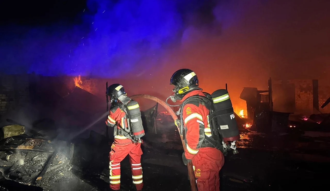 Bomberos de la Comunidad de Madrid sofocan un incendio en siete infraviviendas de Fuenlabrada esta madrugada