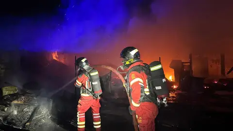 Bomberos de la Comunidad de Madrid sofocan un incendio en siete infraviviendas de Fuenlabrada esta madrugada Bomberos de la Comunidad de Madrid sofocan un incendio en siete infraviviendas de Fuenlabrada esta madrugada