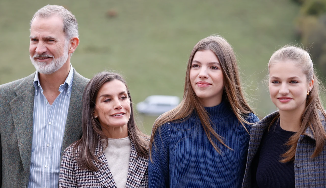 Los reyes Felipe y Letizia junto a la infanta Sofía y la princesa Leonor en un viaje a Asturias