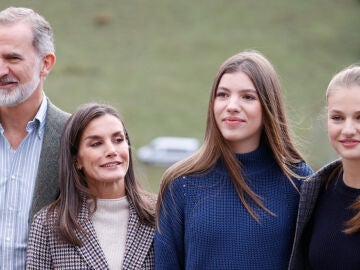 Los reyes Felipe y Letizia junto a la infanta Sof&iacute;a y la princesa Leonor en un viaje a Asturias