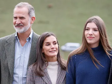 Los reyes Felipe y Letizia junto a la infanta Sofía y la princesa Leonor en un viaje a Asturias Los reyes Felipe y Letizia junto a la infanta Sofía y la princesa Leonor en un viaje a Asturias