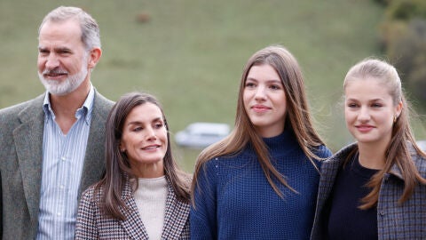 Los reyes Felipe y Letizia junto a la infanta Sof&iacute;a y la princesa Leonor en un viaje a Asturias