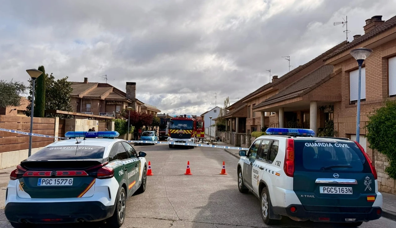 Patrullas de la Guardia Civil en el lugar en el que se ha registrado un incendio en Cintruénigo.