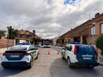 Patrullas de la Guardia Civil en el lugar en el que se ha registrado un incendio en Cintru&eacute;nigo.