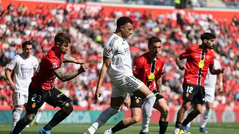 Mbappé controla un balón ante jugadores del Mallorca Mbappé controla un balón ante jugadores del Mallorca