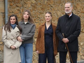Los Reyes y sus hijas sorprenden en la procesi&oacute;n del Silencio del madrile&ntilde;o barrio de Carabanchel