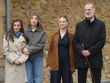 Los Reyes y sus hijas sorprenden en la procesión del Silencio del madrileño barrio de Carabanchel Los Reyes y sus hijas sorprenden en la procesión del Silencio del madrileño barrio de Carabanchel