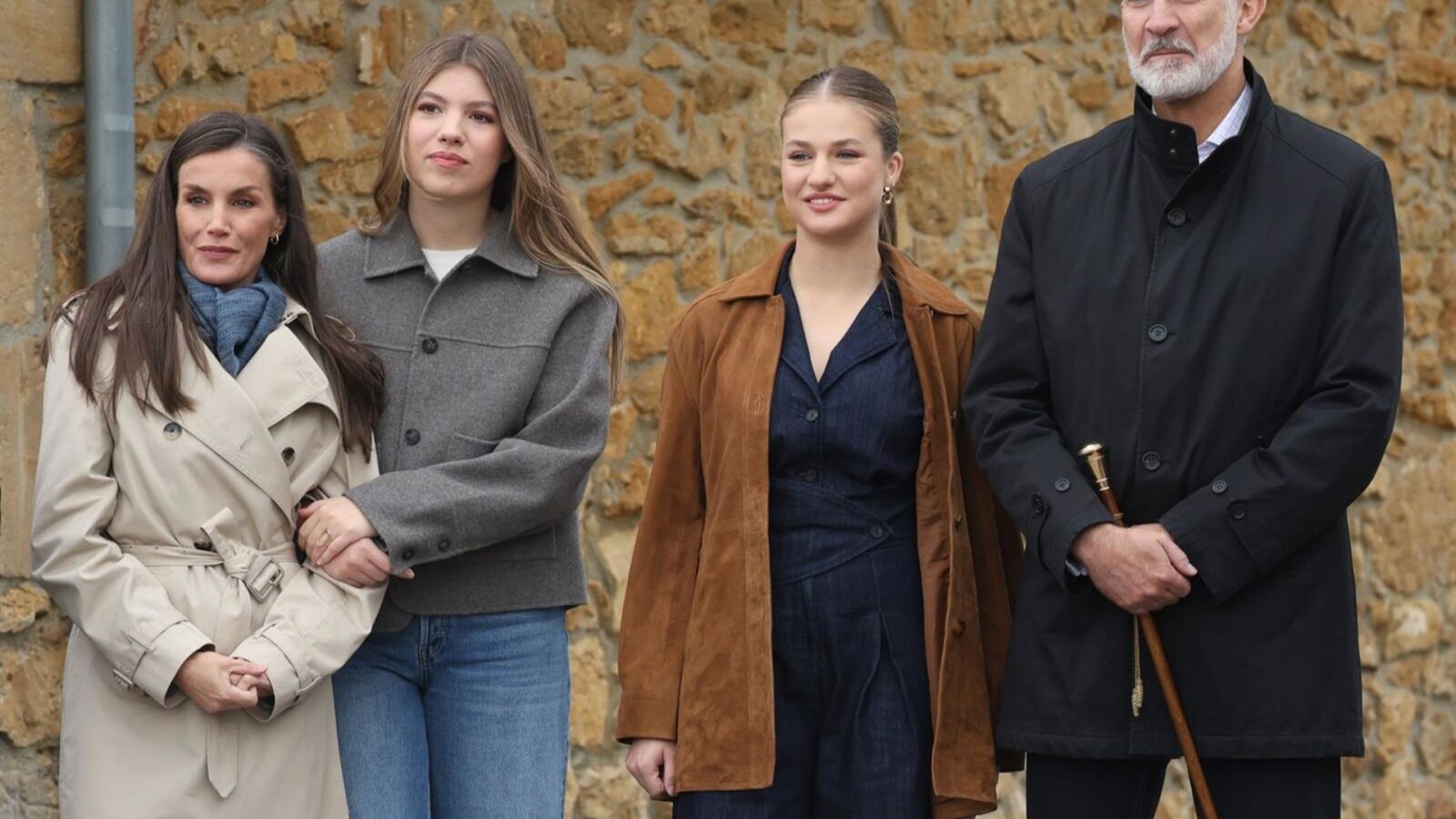 Los Reyes Felipe y Letizia junto a sus hijas, Leonor y Sofía, en una procesión en Madrid