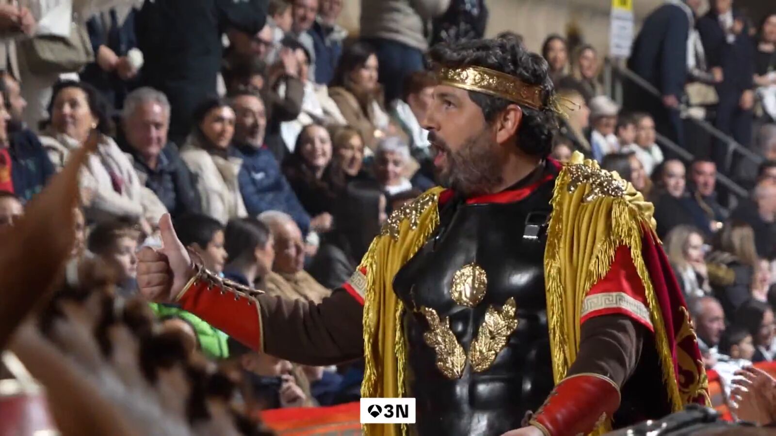 VÍDEO: López Miras, presidente de Murcia, se disfraza de emperador romano un año más