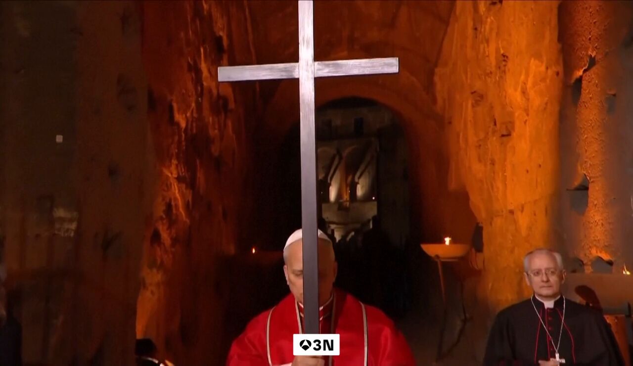 Le&oacute;n XIV recupera por primera vez desde 1994 la tradici&oacute;n de portar la cruz en el V&iacute;a Crucis del Coliseo