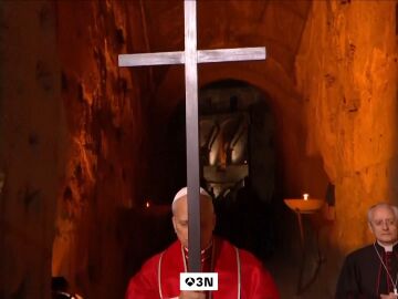 Le&oacute;n XIV recupera por primera vez desde 1994 la tradici&oacute;n de portar la cruz en el V&iacute;a Crucis del Coliseo