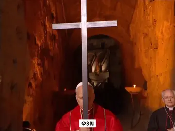 León XIV recupera por primera vez desde 1994 la tradición de portar la cruz en el Vía Crucis del Coliseo León XIV recupera por primera vez desde 1994 la tradición de portar la cruz en el Vía Crucis del Coliseo