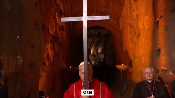 Le&oacute;n XIV recupera por primera vez desde 1994 la tradici&oacute;n de portar la cruz en el V&iacute;a Crucis del Coliseo