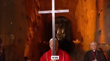 León XIV recupera por primera vez desde 1994 la tradición de portar la cruz en el Vía Crucis del Coliseo León XIV recupera por primera vez desde 1994 la tradición de portar la cruz en el Vía Crucis del Coliseo