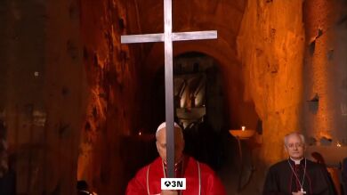 León XIV recupera por primera vez desde 1994 la tradición de portar la cruz en el Vía Crucis del Coliseo