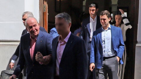 Don Juan Carlos acompañado por Froilán, Victoria Federica y Jorge Navalpotro