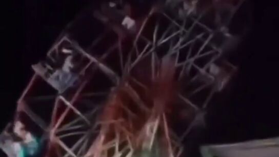 V&Iacute;DEO: Una noria se desploma con 80 personas a bordo en la India