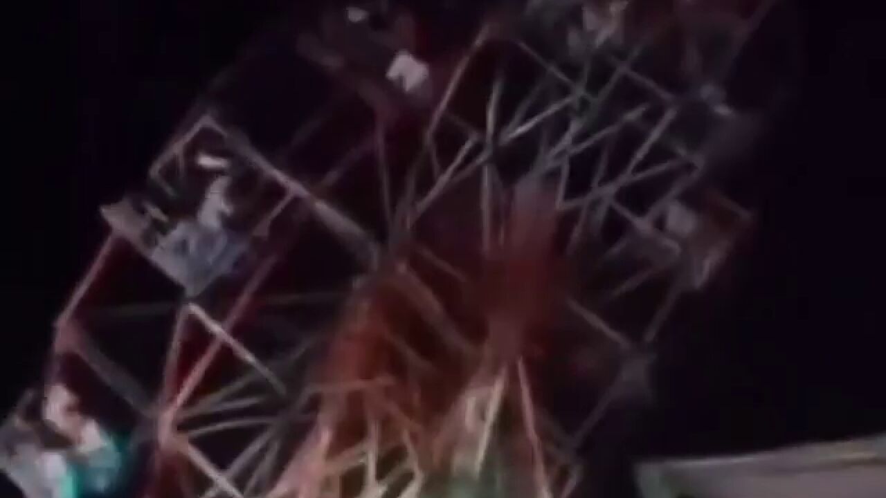 VÍDEO: Una noria se desploma con 80 personas a bordo en la India