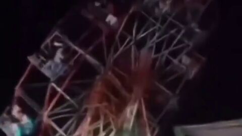 V&Iacute;DEO: Una noria se desploma con 80 personas a bordo en la India