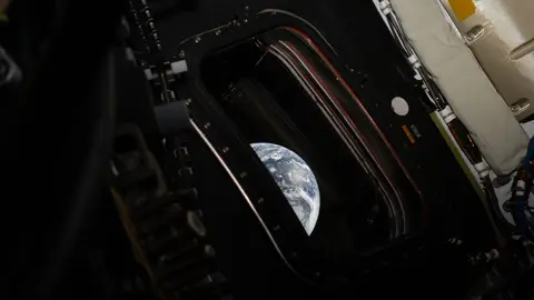 NASA Unveils 1st Earth Photos From Artemis II 03 April 2026, ---: A partial views of Earth taken by NASA astronaut and Artemis II Commander Reid Wiseman from a window on the Orion spacecraft as it heads to the Moon. The picture was released on the third day of the first mission since 1972 to send people around the moon. Photo: Reid Wiseman/Nasa/Planet Pix via ZUMA Press Wire/dpa Reid Wiseman/Nasa/Planet Pix via / DPA 03/04/2026 ONLY FOR USE IN SPAIN