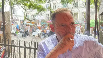 Ábalos fumando en la terraza de un bar en París Ábalos fumando en la terraza de un bar en París