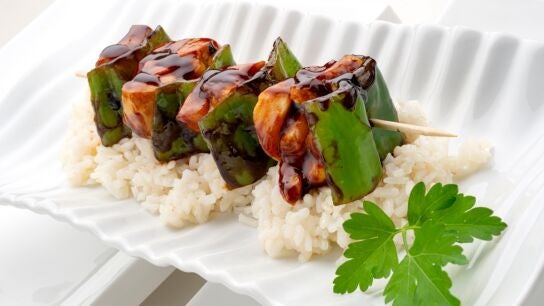 Brochetas de pollo y manzana con salsa tare