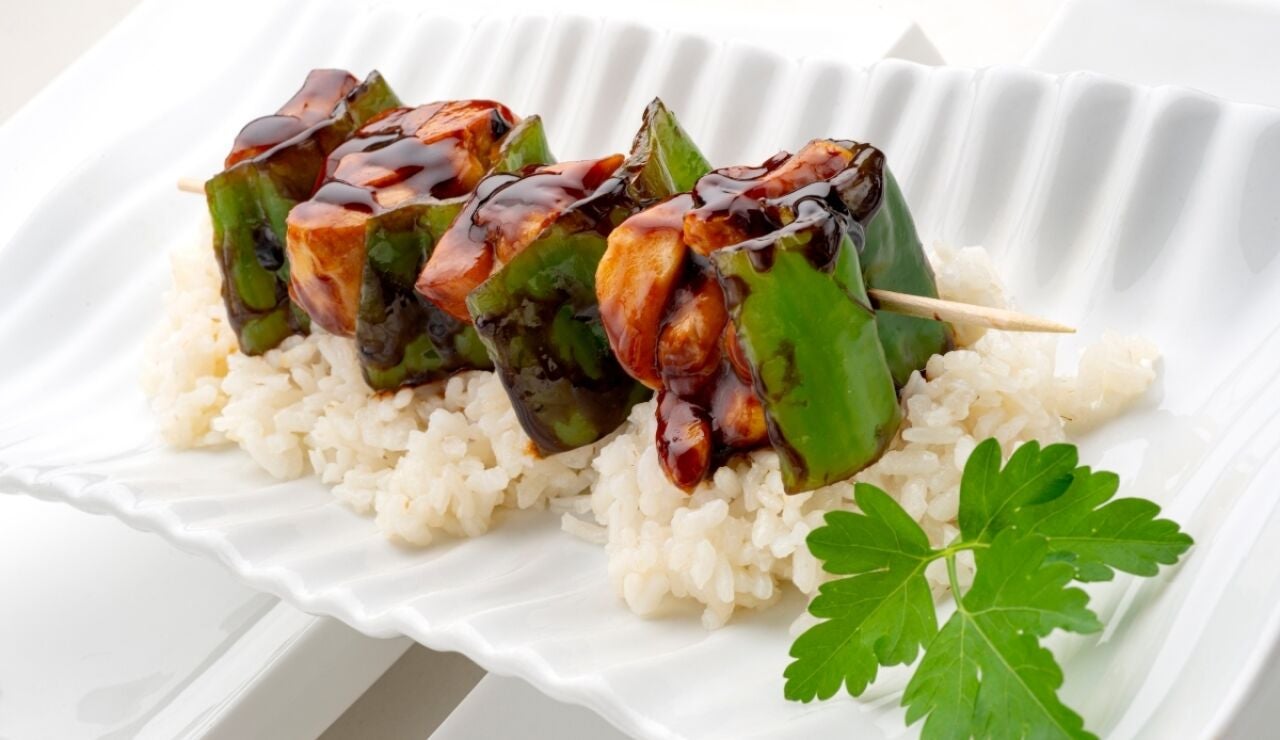 Brochetas de pollo y manzana con salsa tare