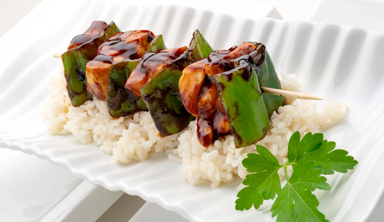 Brochetas de pollo y manzana con salsa tare