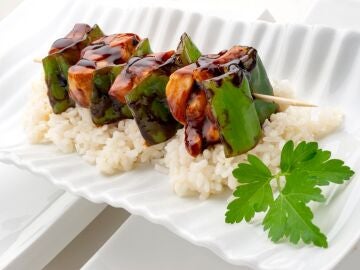 Brochetas de pollo y manzana con salsa tare