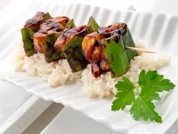 Brochetas de pollo y manzana con salsa tare Brochetas de pollo y manzana con salsa tare