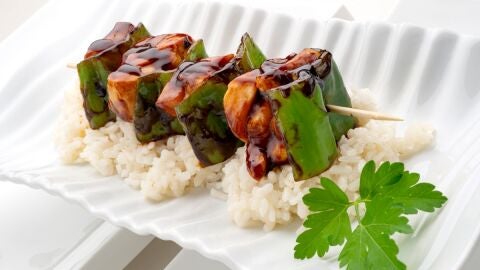 Brochetas de pollo y manzana con salsa tare