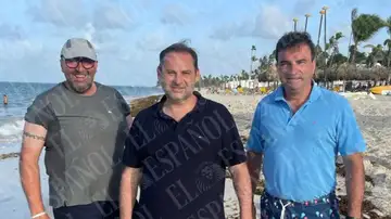 Koldo, Ábalos y el Dr. Palomo en una playa de Punta Cana Koldo, Ábalos y el Dr. Palomo en una playa de Punta Cana