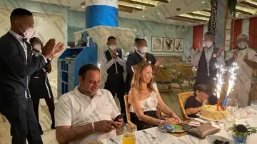 Ábalos junto a su entonces esposa, Carolina Perles, celebrando el cumpleaños de su hijo en Punta Cana Ábalos junto a su entonces esposa, Carolina Perles, celebrando el cumpleaños de su hijo en Punta Cana