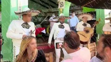 José Luis Ábalos graba con su móvil a Andrea de la Torre durante la actuación de un grupo de mariachis. José Luis Ábalos graba con su móvil a Andrea de la Torre durante la actuación de un grupo de mariachis.