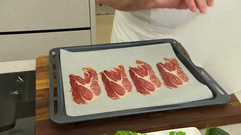 Extiende encima las lonchas de jamón y cubre con otro papel Extiende encima las lonchas de jamón y cubre con otro papel