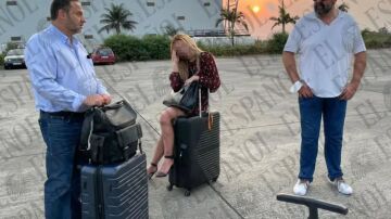 José Luis Ábalos, Andrea de la Torre y Koldo García, en la pista esperando para subirse al avión.
