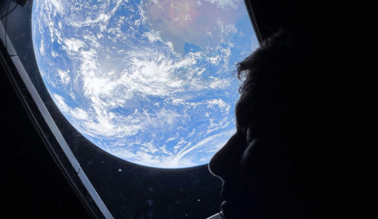 El astronauta Reid Wiseman desde la capsula Ori&oacute;n con la Tierra de fondo