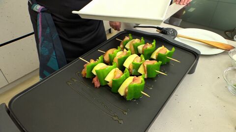 Ensarta en cada brocheta 4 trozos de pollo, 4 de pimiento y 4 de manzana alternándolos en este orden