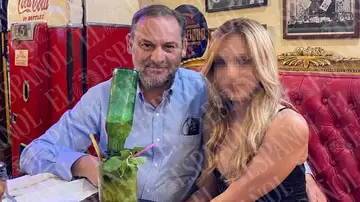 José Luis Ábalos y Andrea de la Torre, en un bar en La Habana. José Luis Ábalos y Andrea de la Torre, en un bar en La Habana.