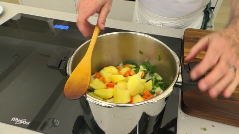 Pela y casca las patatas, pela y trocea las zanahorias e introduce las hortalizas en la olla