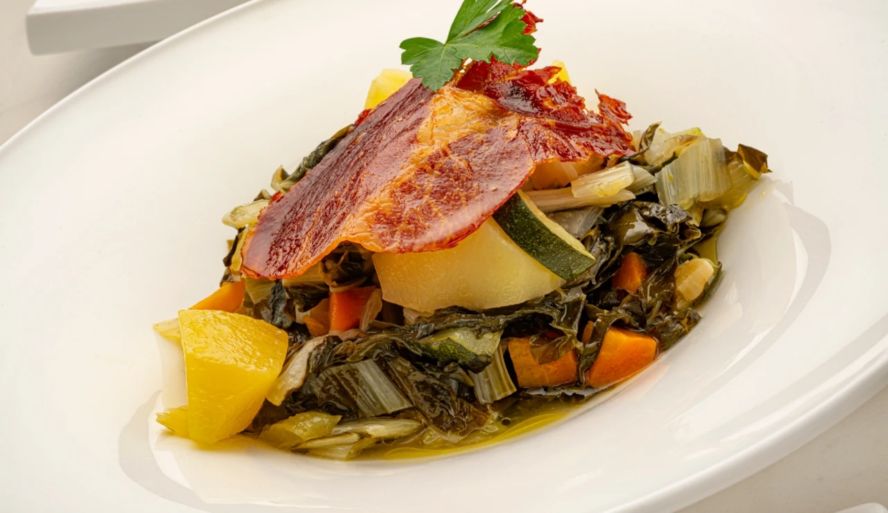 Acelgas con patatas, calabacín y jamón crujiente