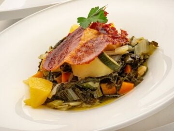 Acelgas con patatas, calabac&iacute;n y jam&oacute;n crujiente