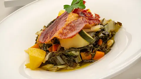 Acelgas con patatas, calabacín y jamón crujiente Acelgas con patatas, calabacín y jamón crujiente