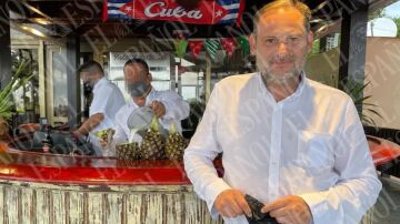 José Luis Ábalos, en un bar de La Habana