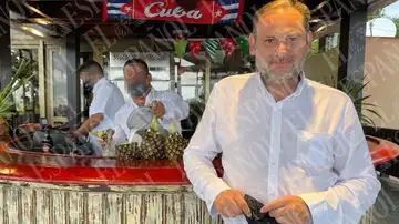 José Luis Ábalos, en un bar de La Habana José Luis Ábalos, en un bar de La Habana
