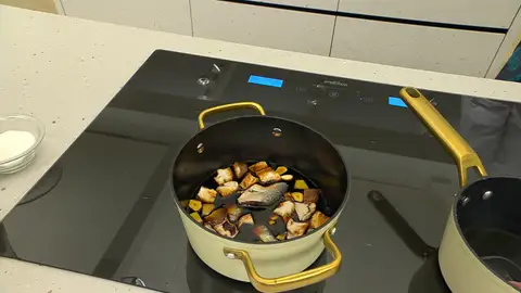 Agrega la sardina, el jengibre y el shiitake Agrega la sardina, el jengibre y el shiitake