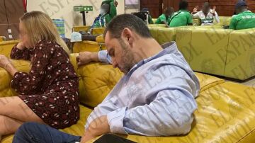 Ábalos echando una siesta en la sala de espera de un aeropuerto