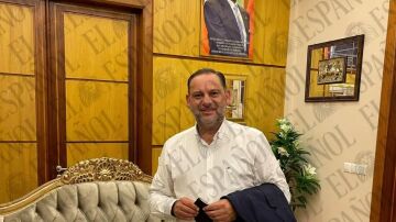 José Luis Ábalos, debajo de la foto del dictador ecuatoguineano, Teodoro Obiang