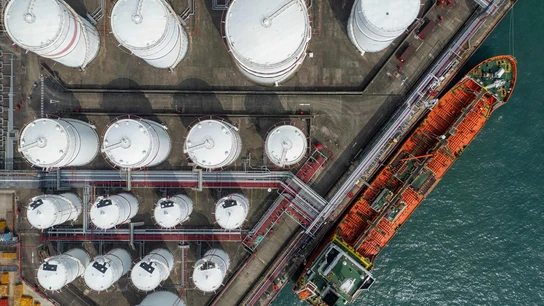 Un buque petrolero atracado junto a los tanques de almacenamiento de petróleo en Hong Kong Un buque petrolero atracado junto a los tanques de almacenamiento de petróleo en Hong Kong
