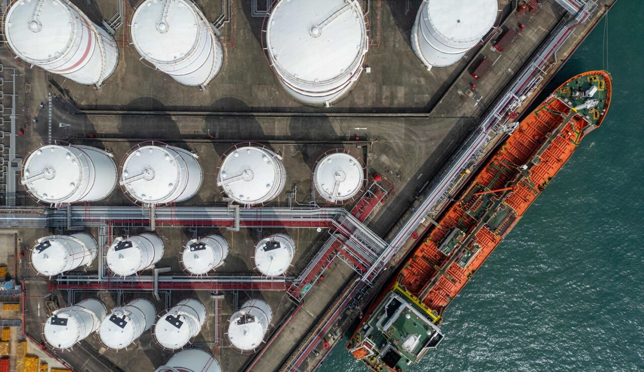 Un buque petrolero atracado junto a los tanques de almacenamiento de petr&oacute;leo en Hong Kong